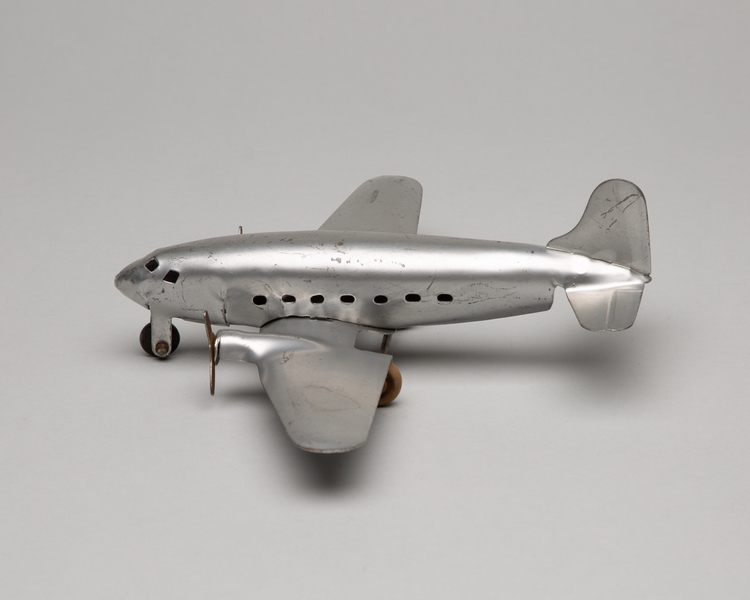 Image: toy airplane: twin engine aircraft