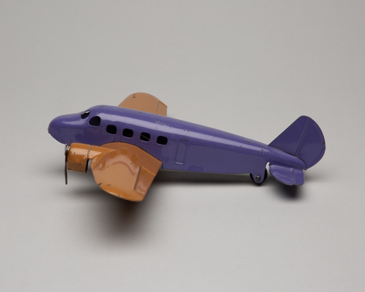 Image: toy airplane: twin engine aircraft