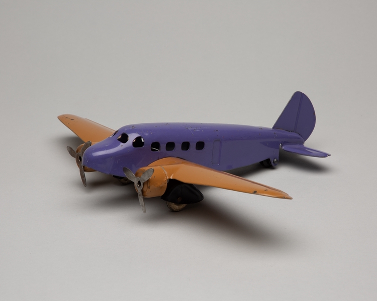 Image: toy airplane: twin engine aircraft