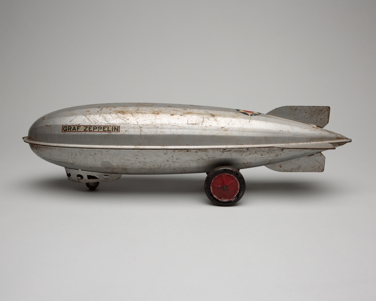 Image: toy airship: Graf Zeppelin