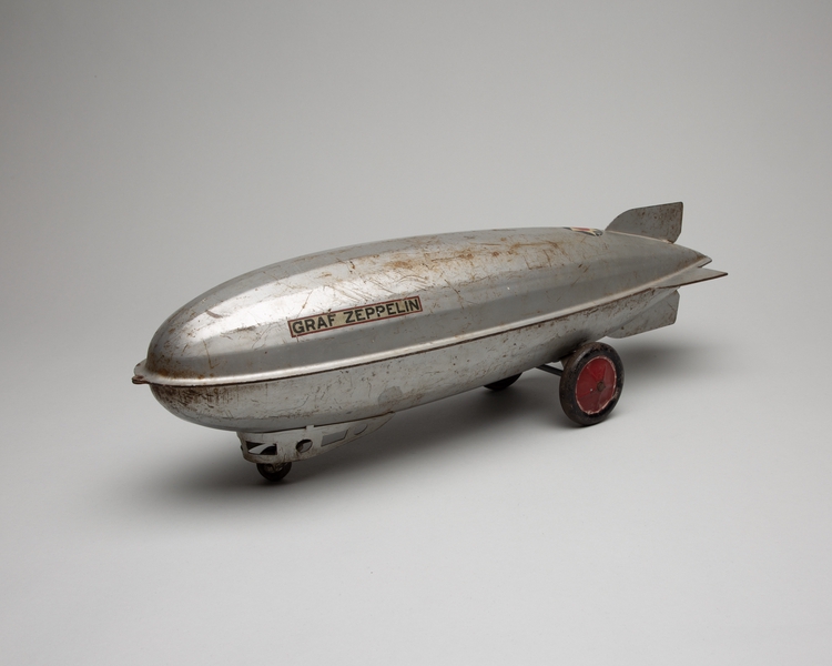 Image: toy airship: Graf Zeppelin