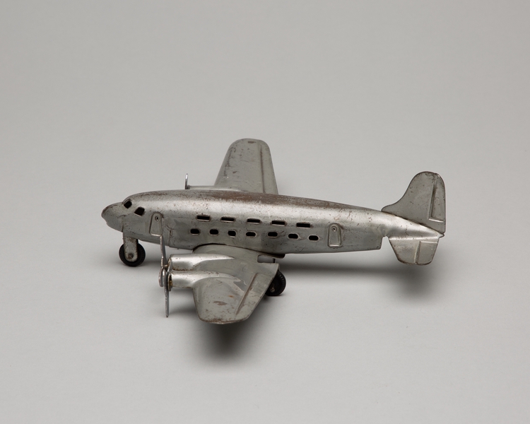 Image: toy airplane: four engine aircraft