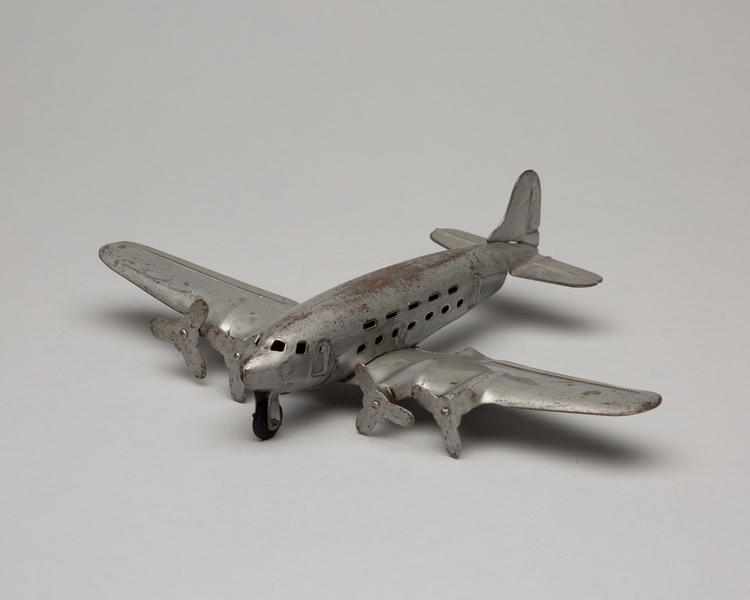 Image: toy airplane: four engine aircraft
