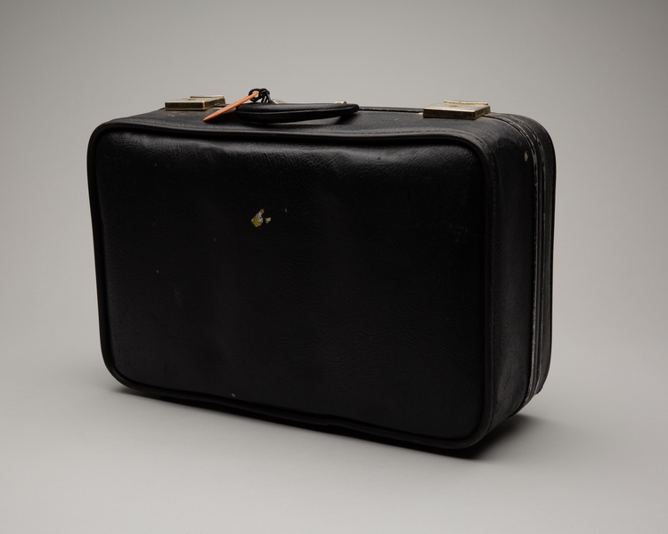 Image: flight officer suitcase: United Airlines