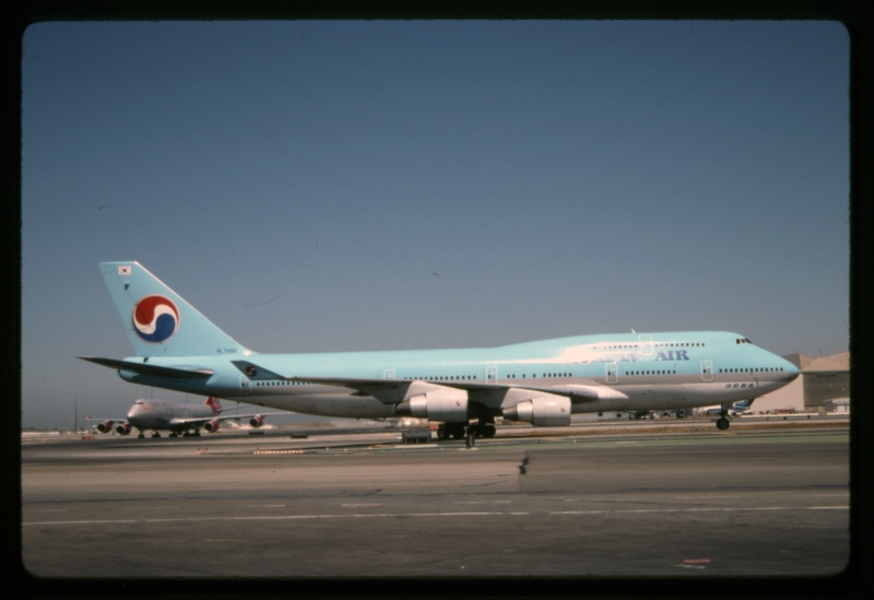 Image: slide: Korean Air, Boeing 747-400, San Francisco International Airport (SFO)