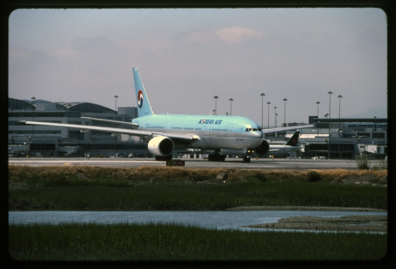 Image: slide: Korean Air, Boeing 777-200ER, San Francisco International Airport (SFO)