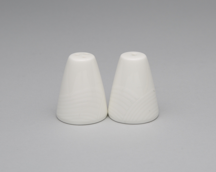 Image: salt and pepper shakers: Qatar Airways