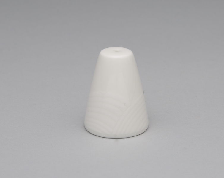 Image: salt and pepper shakers: Qatar Airways