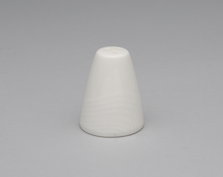 Image: salt and pepper shakers: Qatar Airways