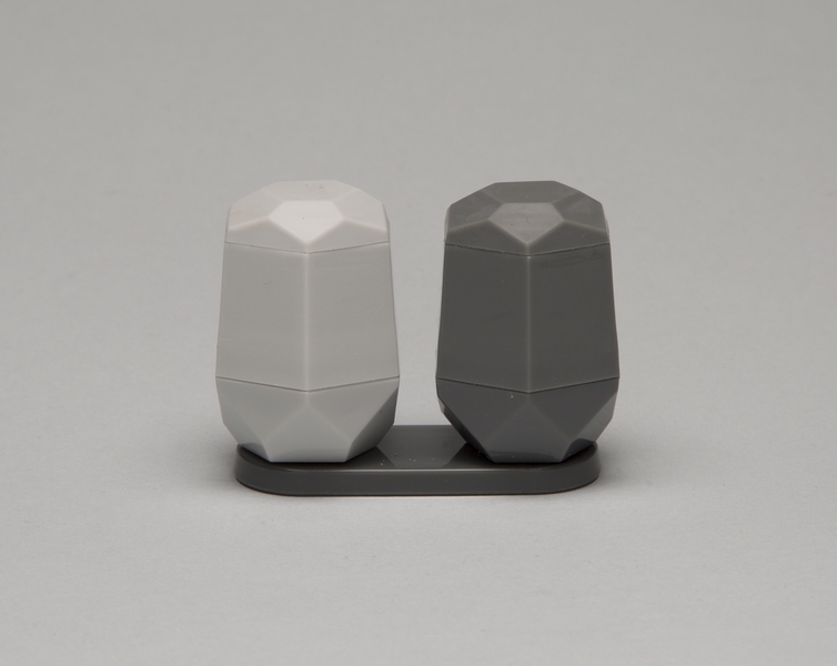 Image: salt and pepper shaker: Delta Air Lines