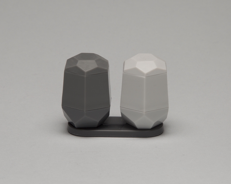 Image: salt and pepper shaker: Delta Air Lines