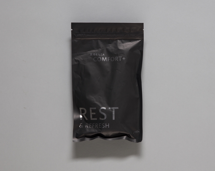 Image: amenity kit: Delta Air Lines, economy class