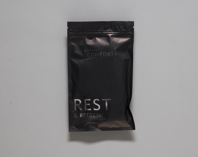 Image: amenity kit: Delta Air Lines, economy class