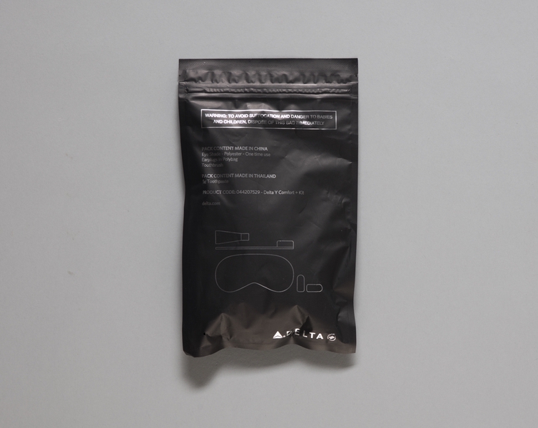 Image: amenity kit: Delta Air Lines, economy class