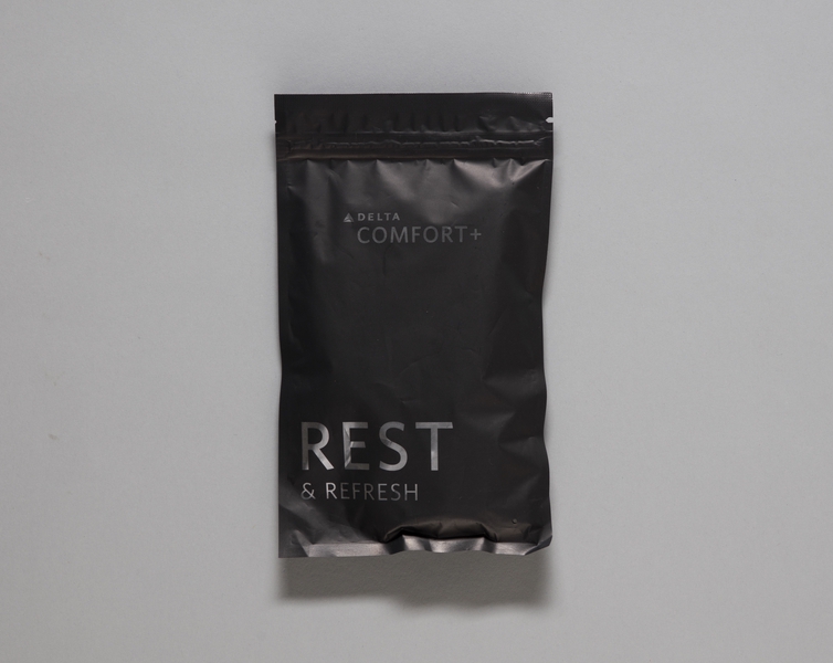 Image: amenity kit: Delta Air Lines, economy class