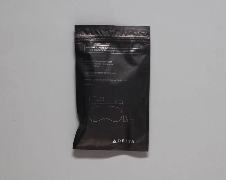 Image: amenity kit: Delta Air Lines, economy class