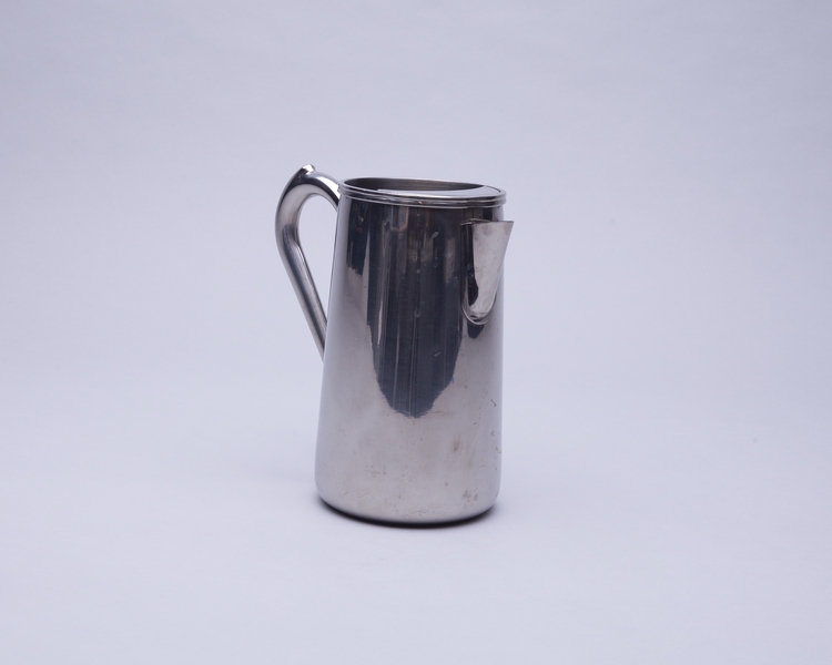 Image: water pitcher: United Airlines