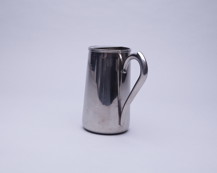 Image: water pitcher: United Airlines