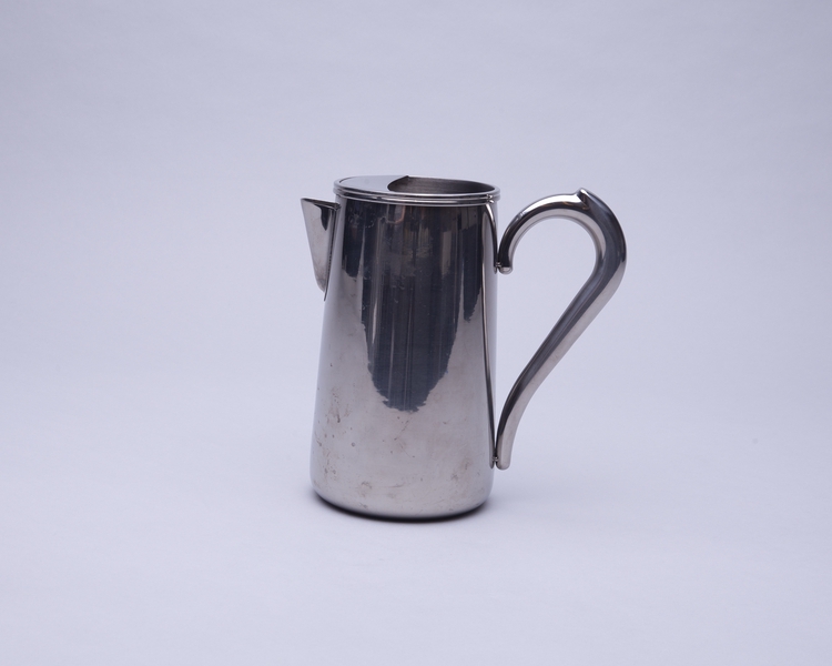 Image: water pitcher: United Airlines