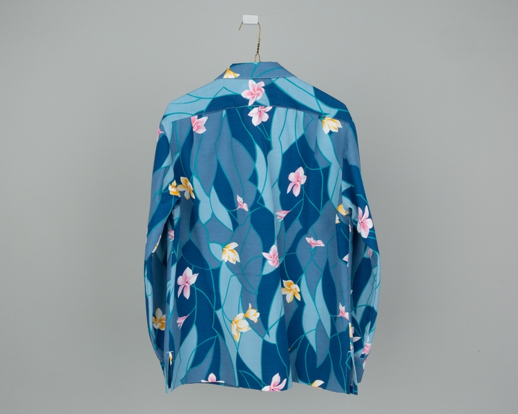 Image: flight attendant shirt (male): United Airlines 
