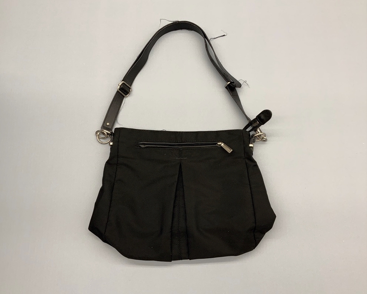 Image: flight attendant handbag: United Airlines