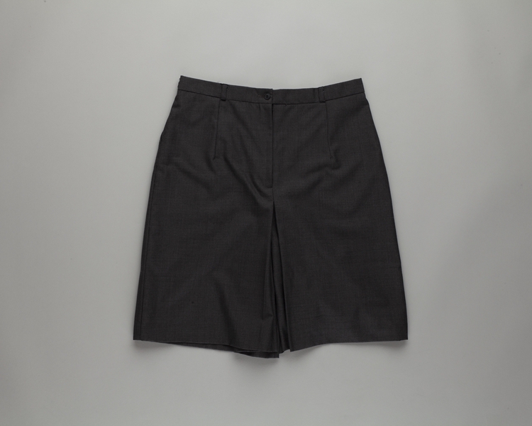 Image: flight attendant shorts: Delta Air Lines