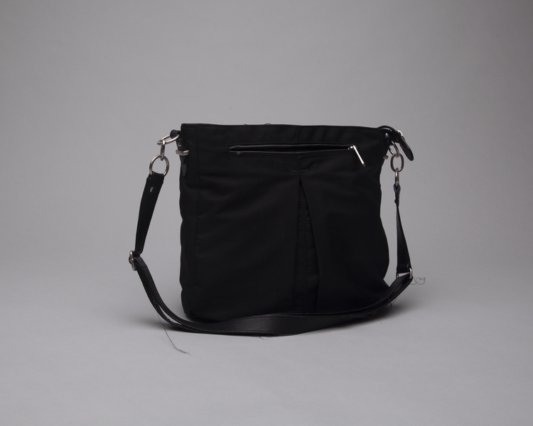 Image: flight attendant handbag: United Airlines