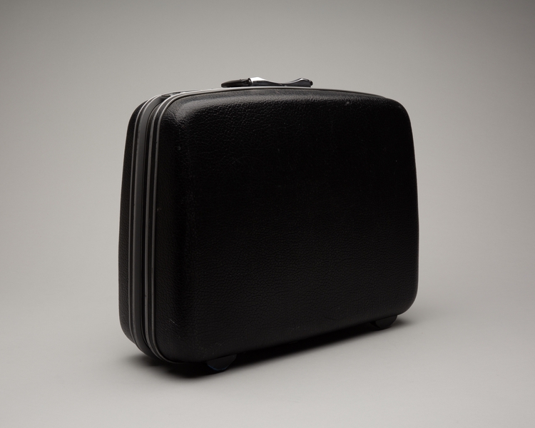 Image: flight attendant crew suitcase: United Airlines