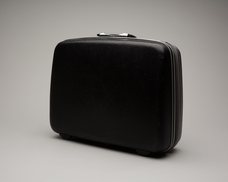 Image: flight attendant crew suitcase: United Airlines