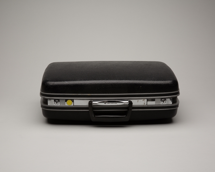 Image: flight attendant crew suitcase: United Airlines