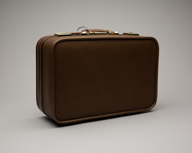 Image: crew suitcase: United Airlines (tan)