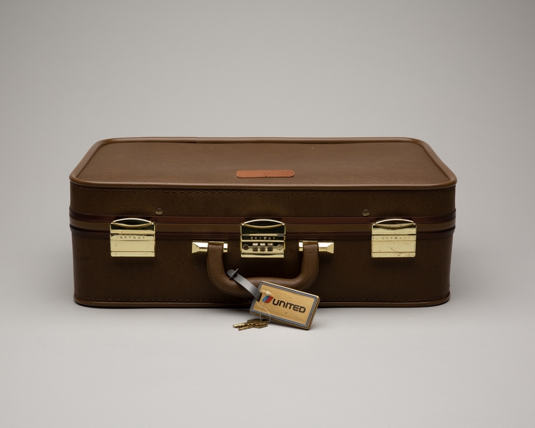 Image: crew suitcase: United Airlines (tan)