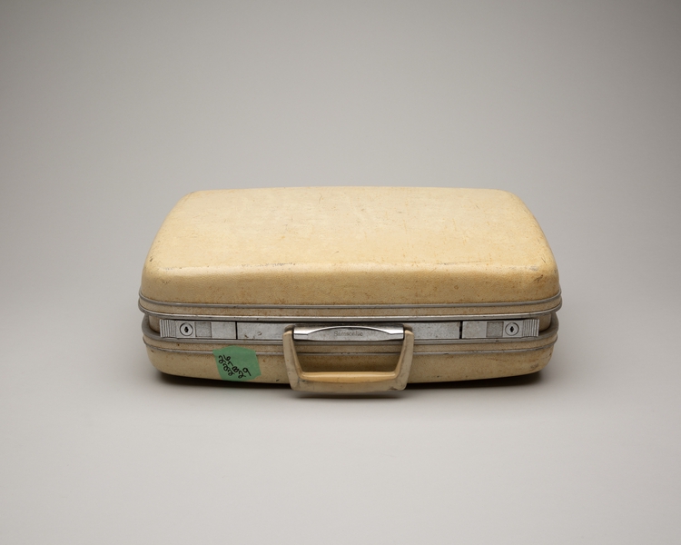 Image: flight attendant crew kit/suitcase: TWA (Trans World Airlines)