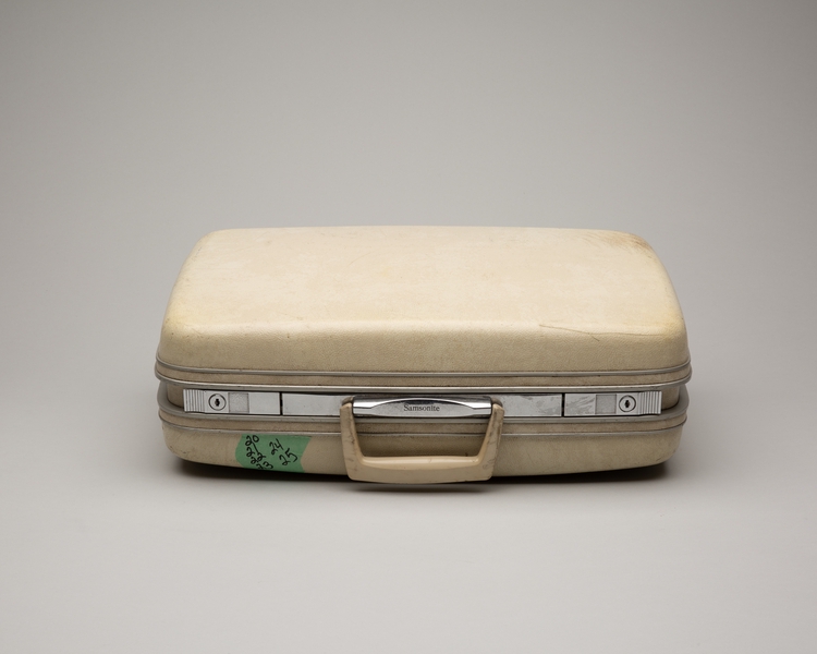 Image: hostess crew kit/suitcase: TWA (Trans World Airlines)