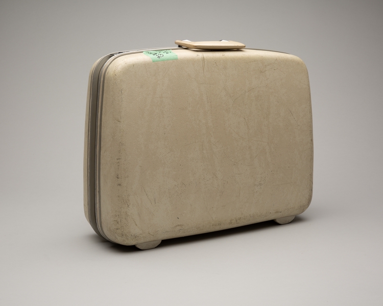 Image: hostess crew kit/suitcase: TWA (Trans World Airlines)
