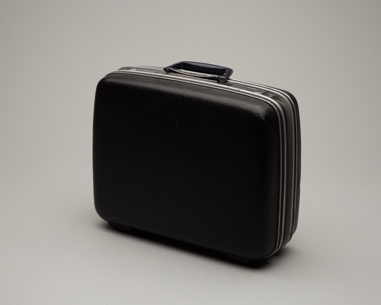 Image: crew suitcase: United Air Lines (navy)