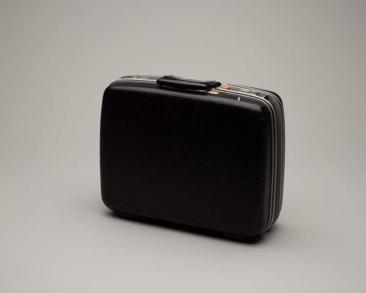 Image: flight attendant suitcase: United Airlines