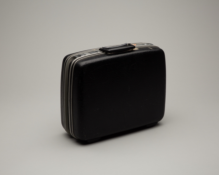 Image: flight attendant suitcase: United Airlines