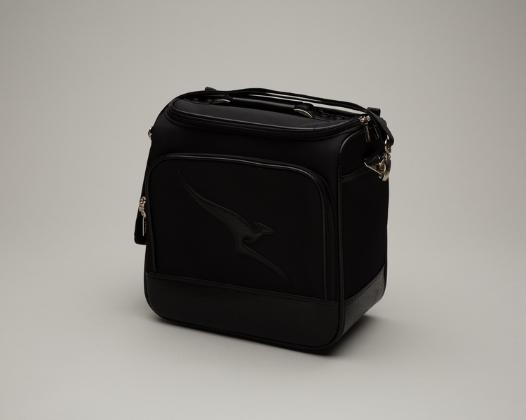 Image: flight attendant crew kit: Qantas Airways